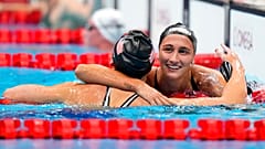 Simona Quadarella abbraccia la statunitense Kathleen Ledecky arrivata prima