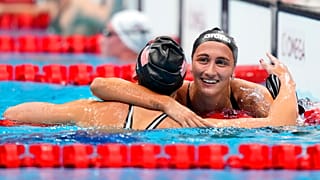 Simona Quadarella abbraccia la statunitense Kathleen Ledecky arrivata prima