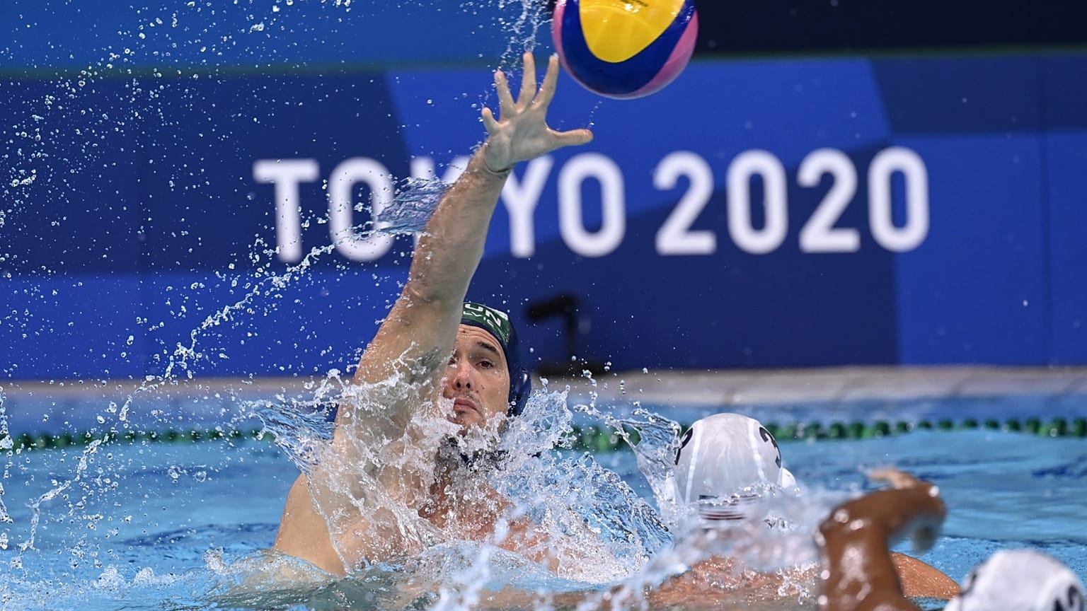 Hosnyánszky Norbert az amerikaiak elleni meccsen  a tokiói Tacumi Vízilabdaközpontban