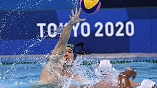 Hosnyánszky Norbert az amerikaiak elleni meccsen  a tokiói Tacumi Vízilabdaközpontban
