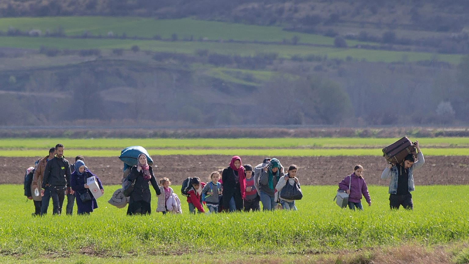 مهاجرون ولاجئون يعيشون في قرية مجدان الصربية الواقعة عند الحدود مع رومانيا