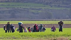 مهاجرون ولاجئون يعيشون في قرية مجدان الصربية الواقعة عند الحدود مع رومانيا