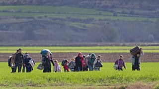 مهاجرون ولاجئون يعيشون في قرية مجدان الصربية الواقعة عند الحدود مع رومانيا