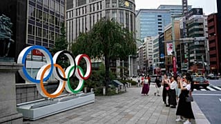 الناس يلتقطون صوراً للحلقات الأولمبية في طوكيو يوم الاثنين 19 أغسطس 2019
