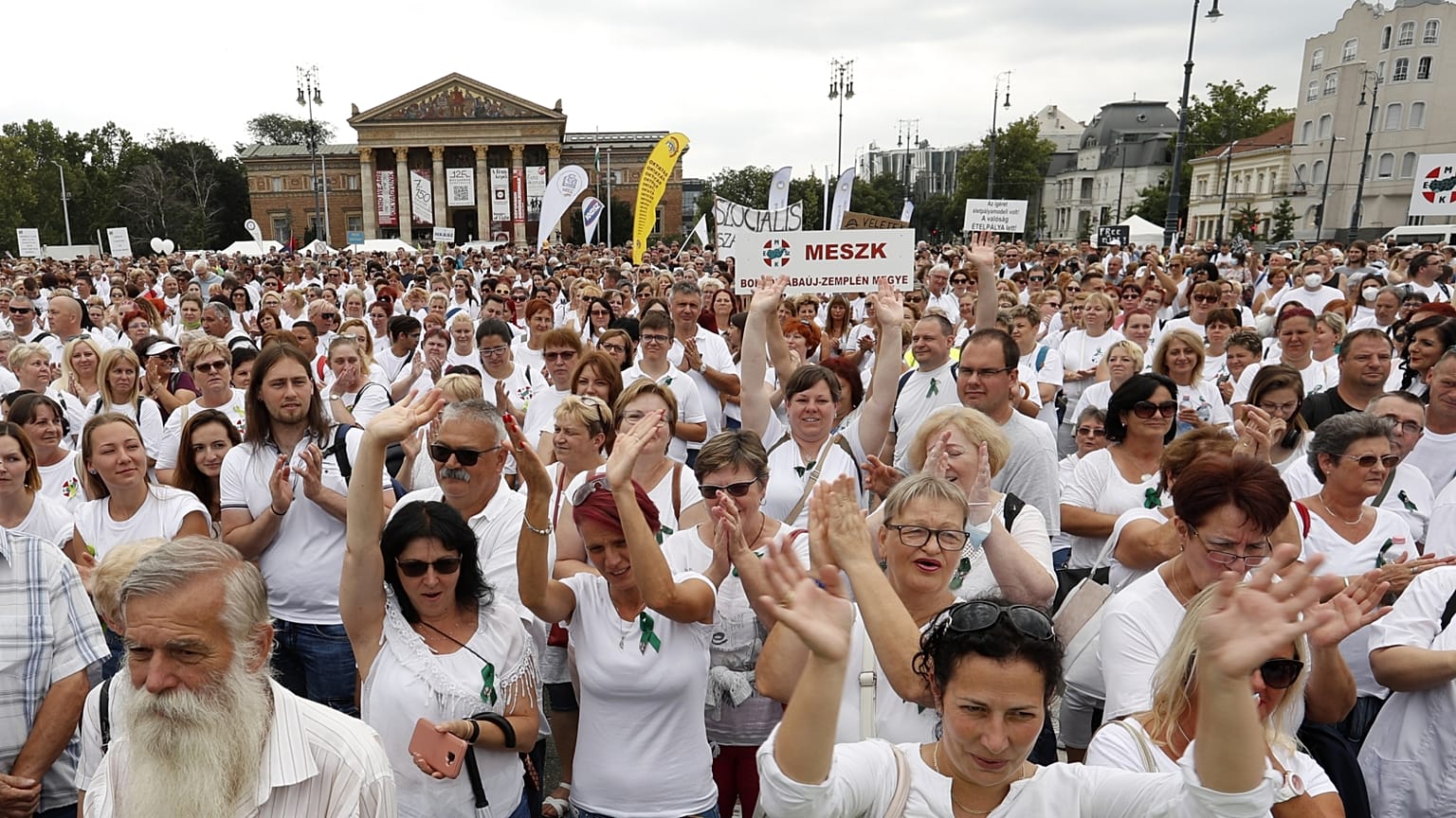 Fehér ruhában tüntettek a Hősök terén