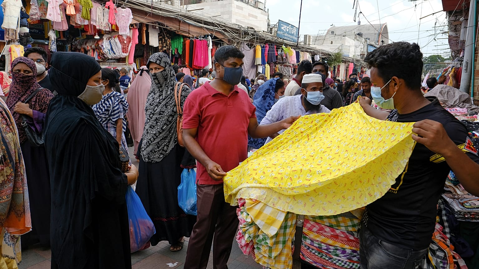 Personas compran en un mercado antes de la celebración del Eid-al Adha en Dacca, Bangladés, el 16 de julio de 2021.