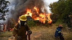 Los bomberos luchan contra un incendio cerca de Patras, en Grecia