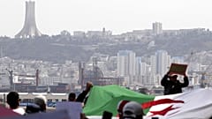 متظاهرون ينزلون في شوارع الجزائر العاصمة، الجمعة 2 أبريل 2021