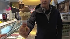 Un heladero sirve una helado en Viena