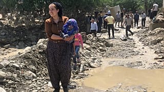 Van'ın Başkale ilçesinde dün etkili olan sağanağın ardından gelen sel nedeniyle 6 evin yıkıldığı Esenyamaç Mahallesi'nde bugün devam eden yağışlar, yeniden sele neden oldu