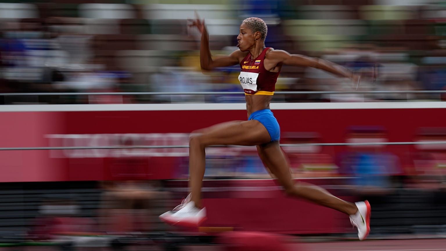 La venezolana Yulimar Rojas gana el oro y supera el récord mundial en triple salto