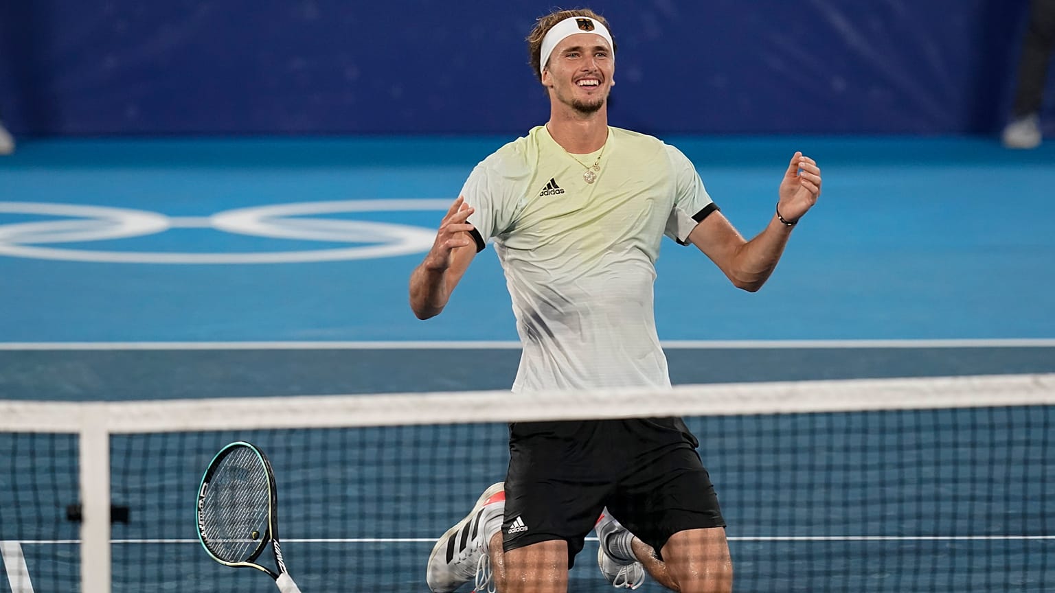 Így ünnepelt Alexander Zverev a tokiói aranyérem megszerzését követően. 
