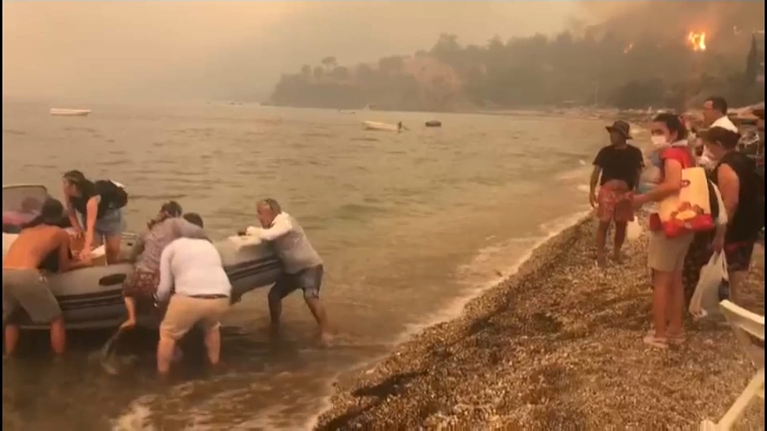 Bodrum'da bazı evler alevlerin arasında kaldı
