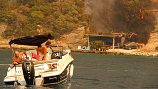 Des personnes fuient en bateau près de Bodrum, en Turquie