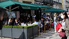 Personas sentadas en la terraza de un café en el centro de Lisboa, el viernes 4 de junio de 2021. 