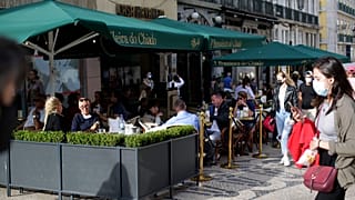 Personas sentadas en la terraza de un café en el centro de Lisboa, el viernes 4 de junio de 2021.