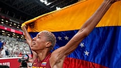 La atleta Yulimar Rojas, de Venezuela, celebra tras ganar la final del triple salto femenino en los Juegos Olímpicos de 2020, el  1 de agosto de 2021, en Tokio.