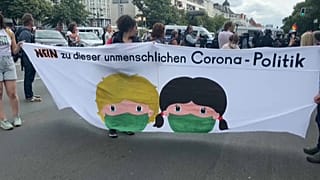 Plusieurs milliers d'habitants ont défilé dans les rues berlinoises ce dimanche.