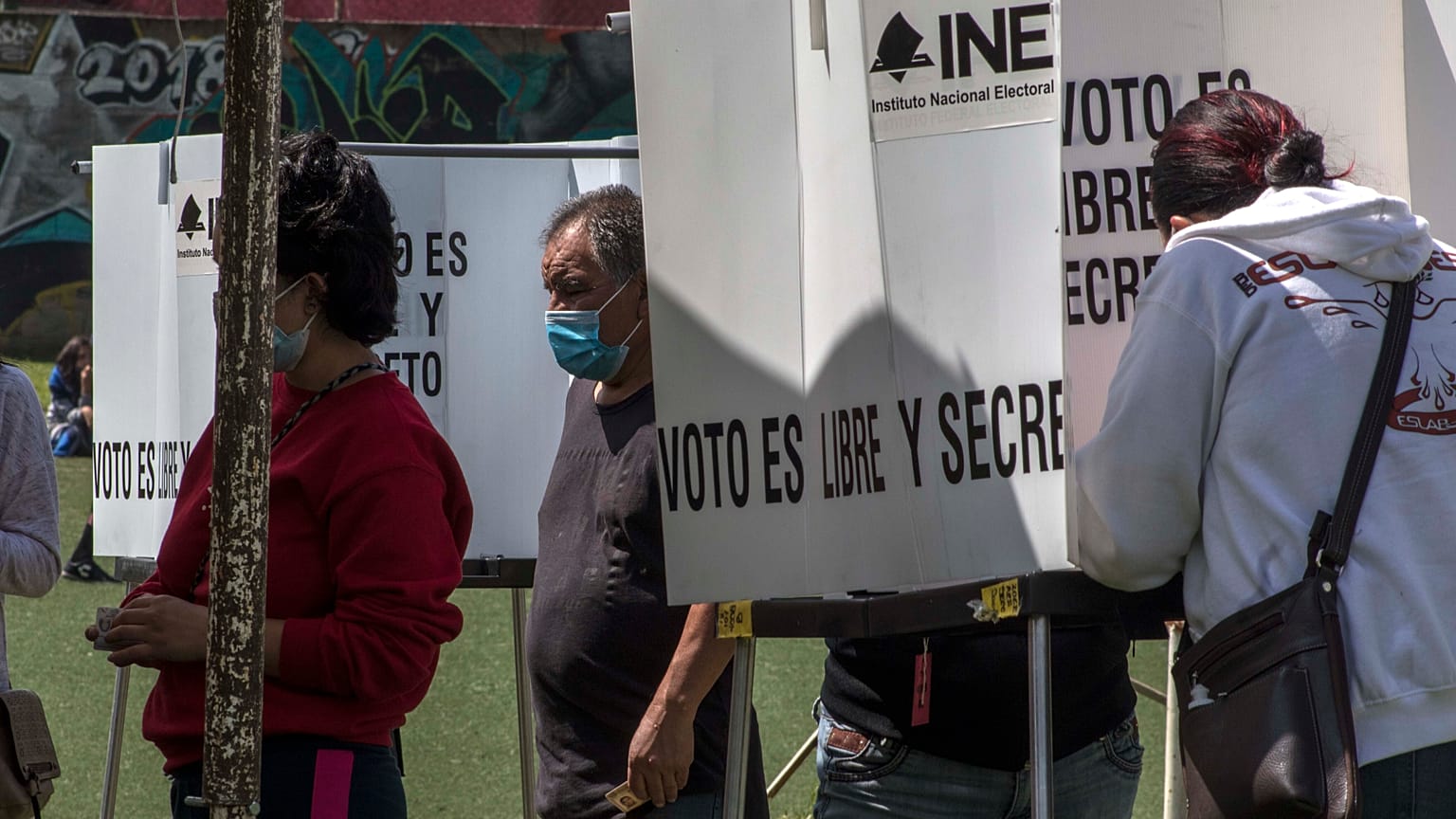 Vecinos de San Miguel Topilejo votan en el referéndum no vinculante de México