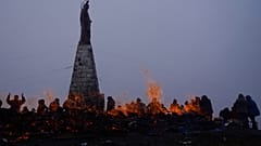 Decenas de personas realizan ofrendas a la Pachamama en La Cumbre, cerca de La Paz, junto a una estatua de Jesucristo.