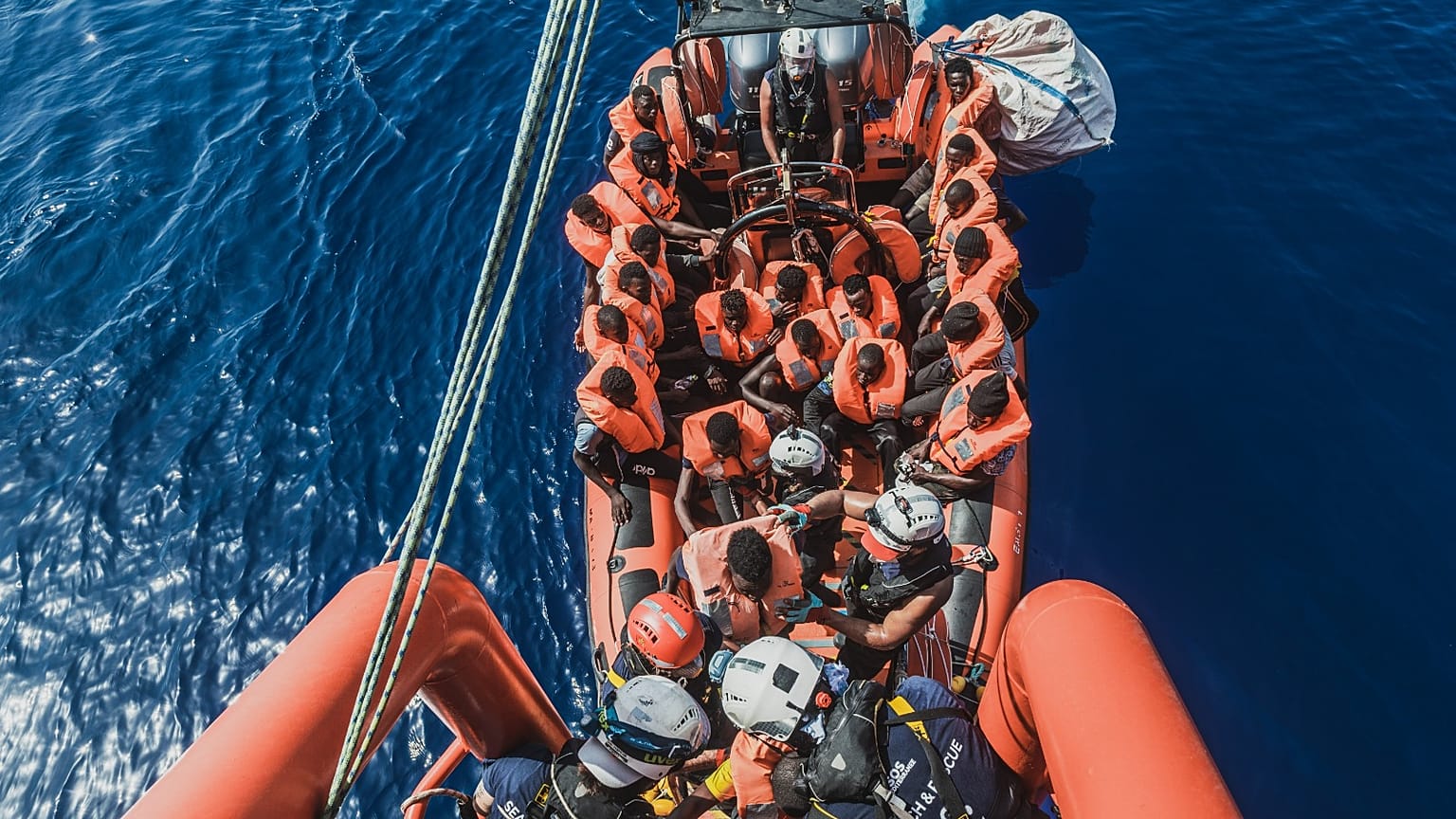 El barco humanitario Ocean Viking rescata a personas frente a la costa maltesa, 1 de agosto de 2021