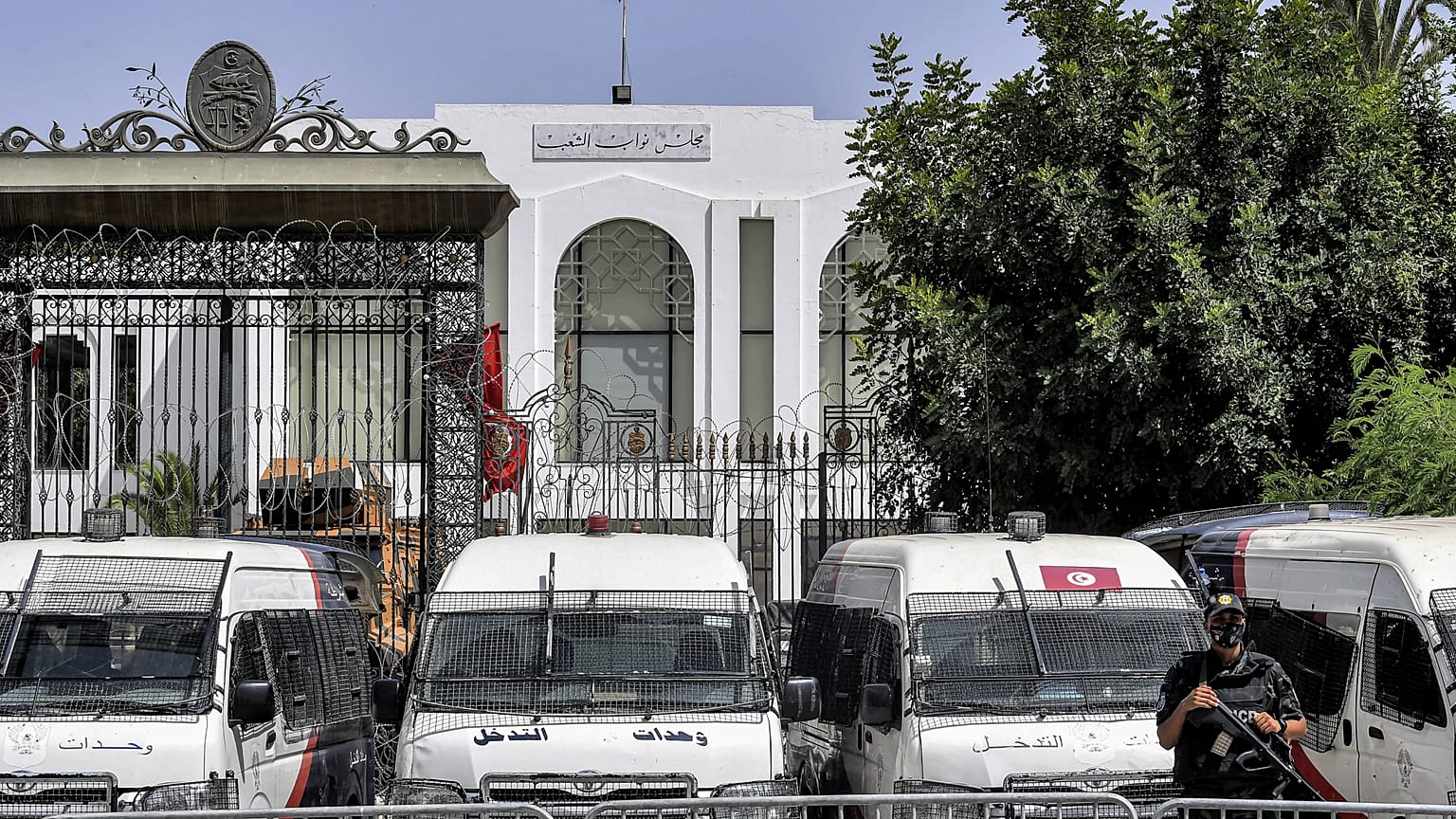 Forces de police déployées devant le parlement tunisien, à Tunis le 31 juillet 2021
