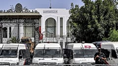 Forces de police déployées devant le parlement tunisien, à Tunis le 31 juillet 2021
