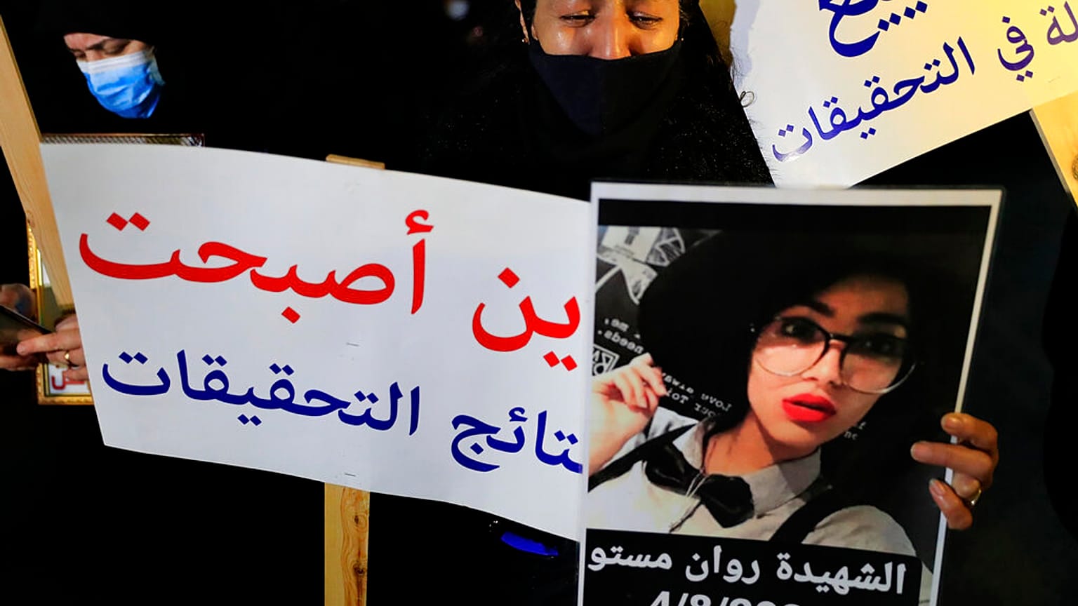 والدة إحدى ضحايا انفجار ميناء بيروت تبكي حاملة صورة ابنتها التي قتلت خلال الانفجار، اعتصام خارج قصر العدل،  بيروت، لبنان 3 شباط 2021