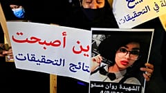 والدة إحدى ضحايا انفجار ميناء بيروت تبكي حاملة صورة ابنتها التي قتلت خلال الانفجار، اعتصام خارج قصر العدل،  بيروت، لبنان 3 شباط 2021