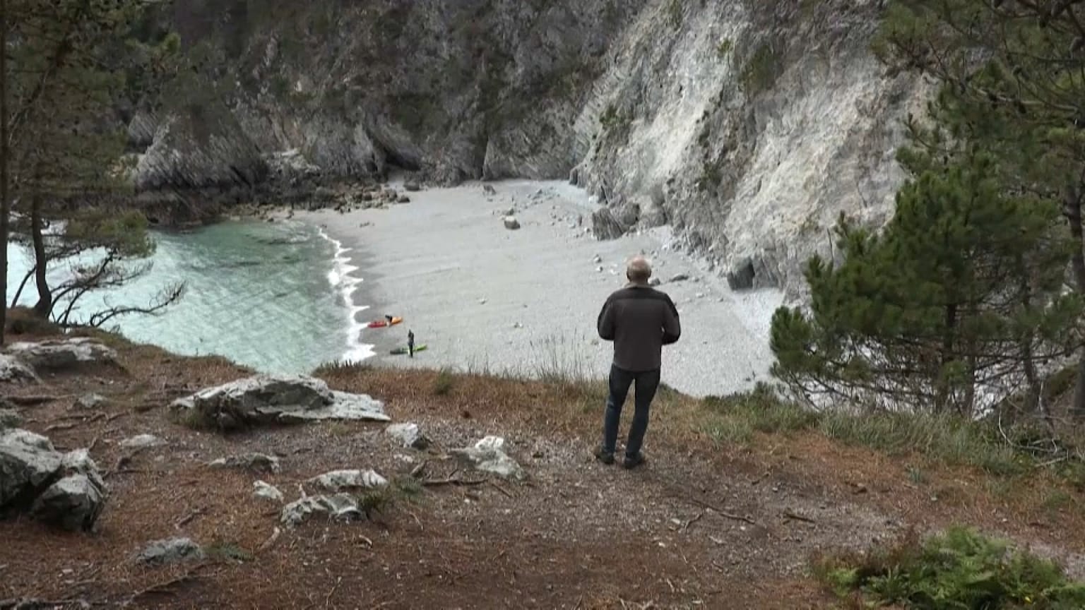 Didier Cadiou essaie tant bien que mal de faire respecter l'interdiction d'accès à la plage.