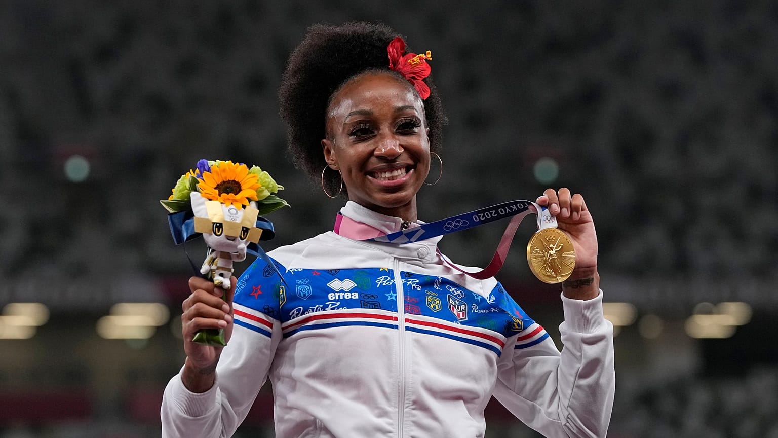 Jasmine Camacho-Quinn et sa médaille d'or après sa victoire sur le 100m haies aux JO de Tokyo, le 2/8/2021