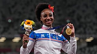 Jasmine Camacho-Quinn et sa médaille d'or après sa victoire sur le 100m haies aux JO de Tokyo, le 2/8/2021