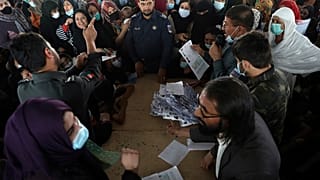 مواطنون أفغان، داخل مكتب الجوازات في كابول، أفغانستان.