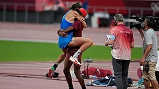 11 yıldır arkadaş olan Katarlı Mutaz Essa Barshim ile İtalyan Gianmarco Tamberi altın madalyayı paylaştı