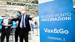El Presidente de la Región del Lacio, Nicola Zingaretti, inauguró la semana pasada un centro de vacunación en el aeropuerto Leonardo da Vinci de Roma