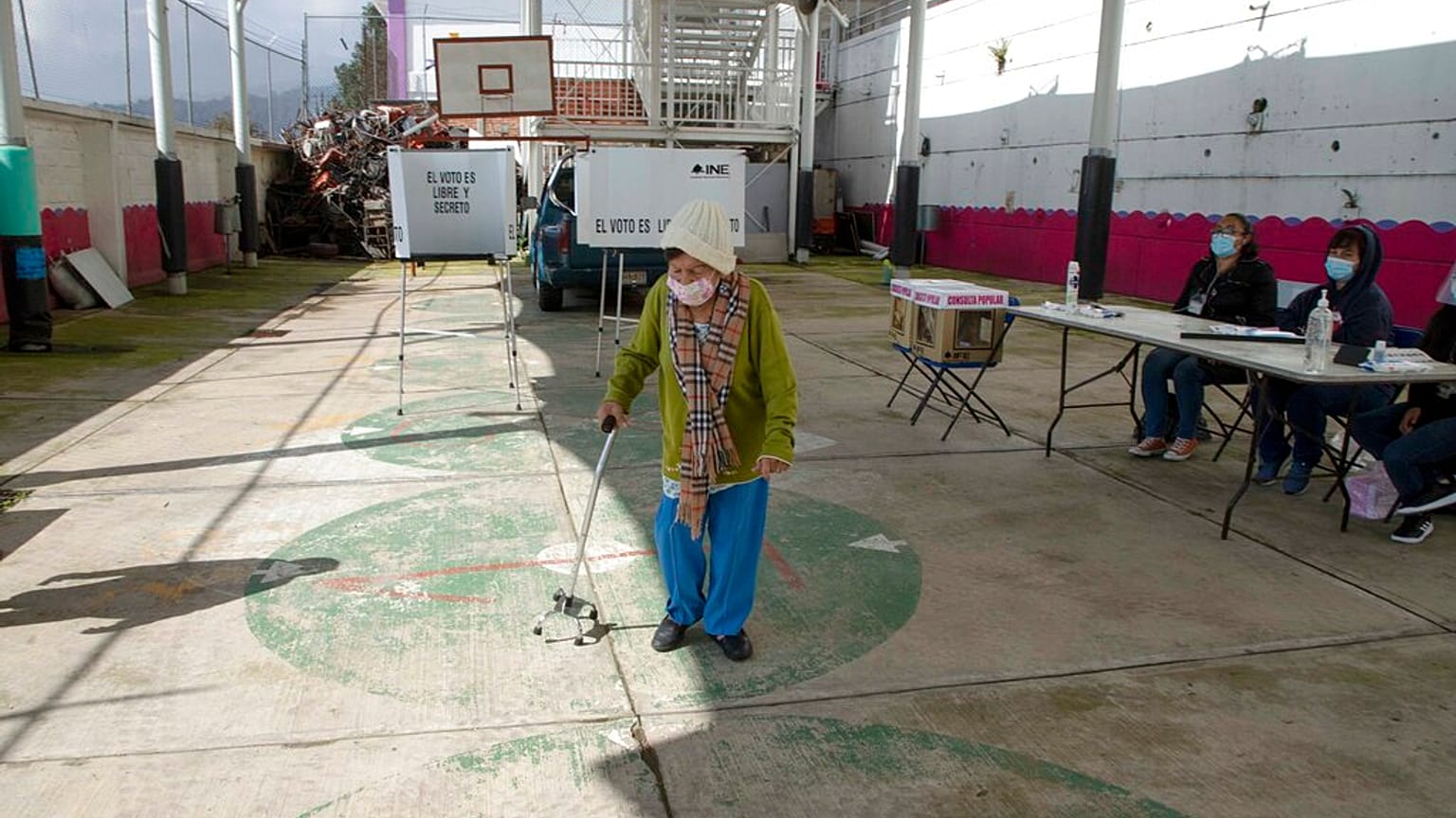 Città del Messico, 1 agosto 2021: un'anziana elettrice si allontana dopo aver votato 