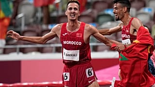 المغربي سفيان البقالي يحتفل مع مواطنه محمد تندوفت بفوزه بذهبية نهائي سباق 3000 متر حواجز في دورة الألعاب الأولمبية الصيفية 2020 في طوكيو.