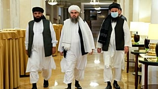 Taliban örgütü liderleri (Soldan sağa, Süheyl Şahin, Mevlevi Şahabuddin Dilawar, Muhammed Naim)