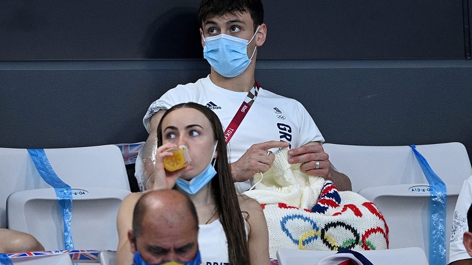 Goldmedaillen-Gewinner Tom Daley strickt im Publikum