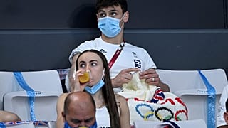 Goldmedaillen-Gewinner Tom Daley strickt im Publikum