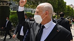 Kaisz Szaíd egyiptomi elnök üdvözli követőit Tuniszban