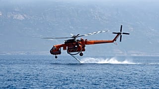 Πυροσβεστικό ελικόπτερο εν δράσει - φώτο αρχείου