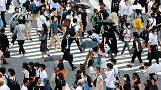 Japonya'nın başkenti Tokyo'da kalabalık bir caddede yürüyen vatandaşlar