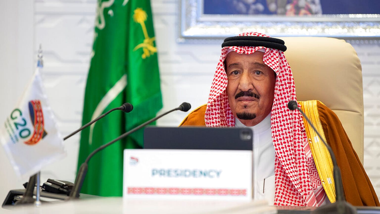  الملك السعودي سلمان  بن عبد العزيز في الجلسة الافتتاحية لقمة افتراضية لمجموعة العشرين استضافتها المملكة العربية السعودية