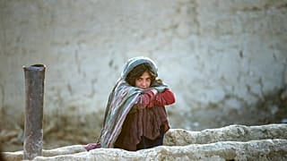 Afganistan'ın başkenti Kabil'in dışında bir göçmen kampında ailesiyle birlikte yaşayan kız çocuğu 
