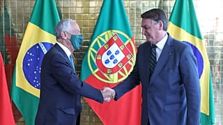 Mareclo Rebelo de Sousa, de máscara, aperta a mão a Jair Bolsonaro, sem máscara