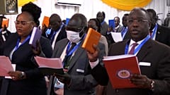 تصاویری از سودان جنوبی؛ نمایندگان پارلمان ترکیبی زیر سایه صلح سوگند یاد کردند