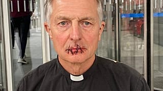 Aus Protest gegen die fehlende Berichterstattung in Mainstream-Medien zum Klimawandel hat sich dieser Geistliche die Lippen zugenäht.