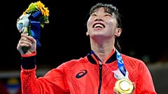 La giapponese Sena Irie vince l'oro dopo aver sconfitto la filippina Nesthy Petecio, in una finale di boxe femminile di 60 kg di peso piuma