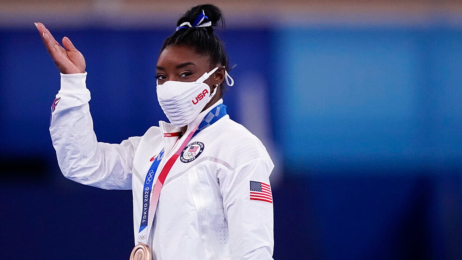 Reacción de Simone Biles al recibir la medalla de bronce en barra de equilibrio en Tokio 2020